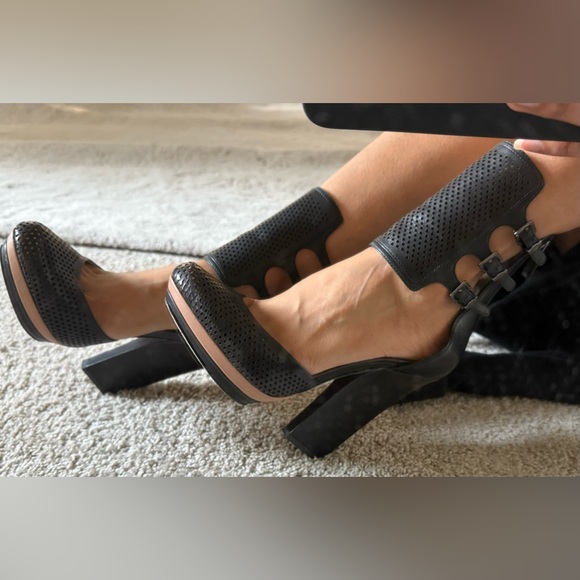 BCBGMAXAZRIA Runway Heels - Picture 10 of 12